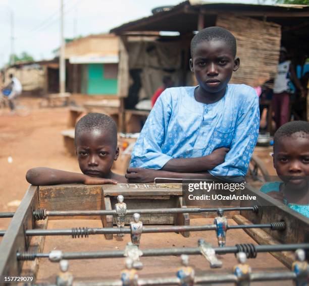 table joueur de football - burkina faso photos et images de collection