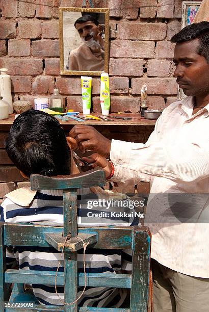 street barber - old delhi stock pictures, royalty-free photos & images