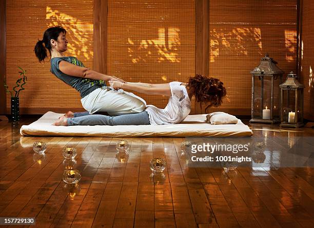 massaggio tailandese - tailandia foto e immagini stock