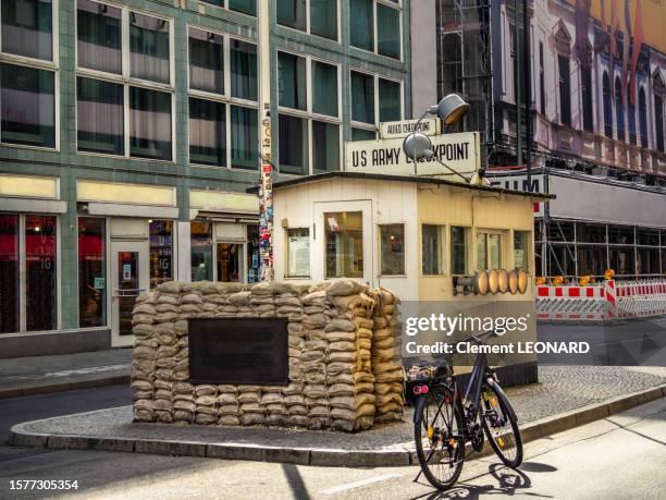 sentry box of checkpoint charlie at friedrichstrasse (friedrichstraße), central berlin (mitte, kreuzberg), germany. - checkpoint charlie stock-fotos und bilder