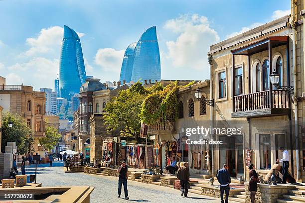 baku, aserbaidschan innenstadt stadtansicht von wolkenkratzer skyline tower flamme - aserbaidschan stock-fotos und bilder