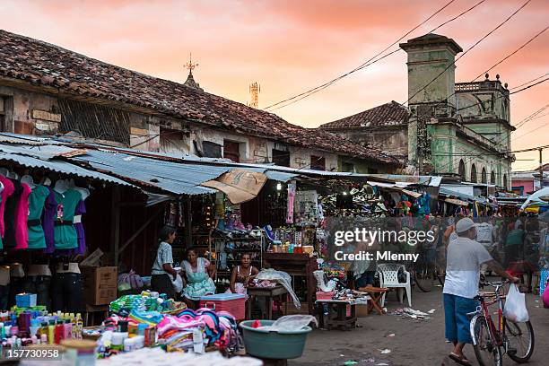 ストリートマーケットグラナダニカラグアの夕暮れ - nicaragua ストックフォトと画像