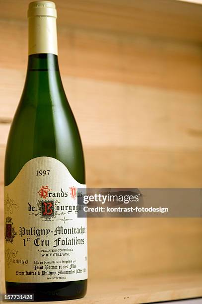 botella de vino blanco "francés" le montrachet desde 1997 - montrachet cote de beaune fotografías e imágenes de stock