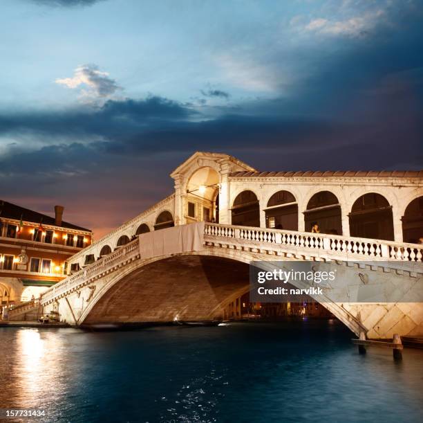 rialto-brücke in venedig in der dämmerung - rialto bridge stock-fotos und bilder