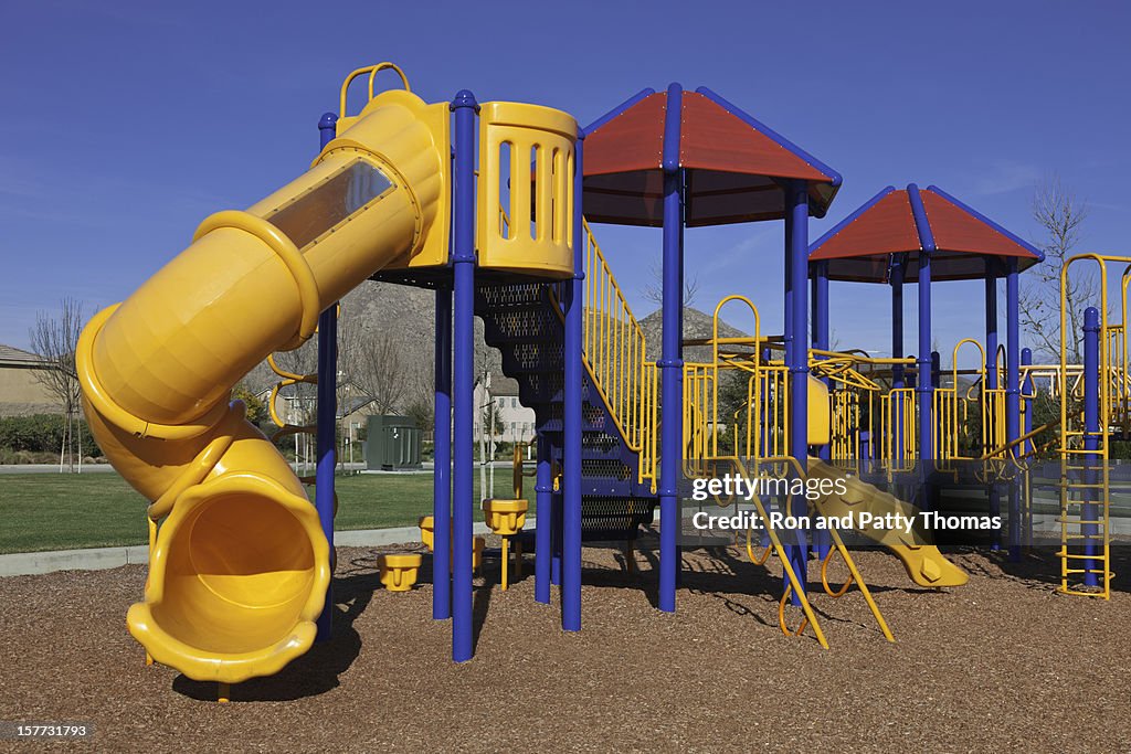 Bunten Kunststoff Spielplatz in den Tag