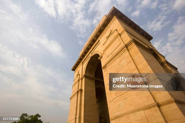 india gate in delhi - india gate on a cloudy day stock pictures, royalty-free photos & images