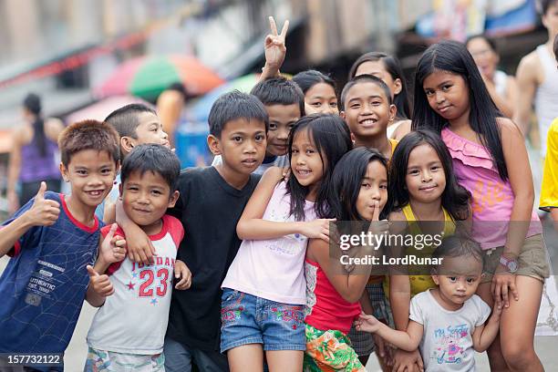 feliz grupo de crianças - philippines family imagens e fotografias de stock