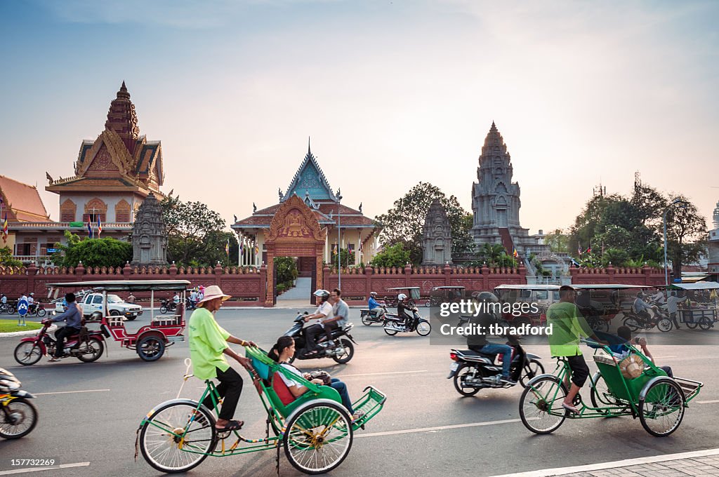 Belebten Verkehr außerhalb Wat Ounalom bei Sonnenuntergang In Phnom Penh