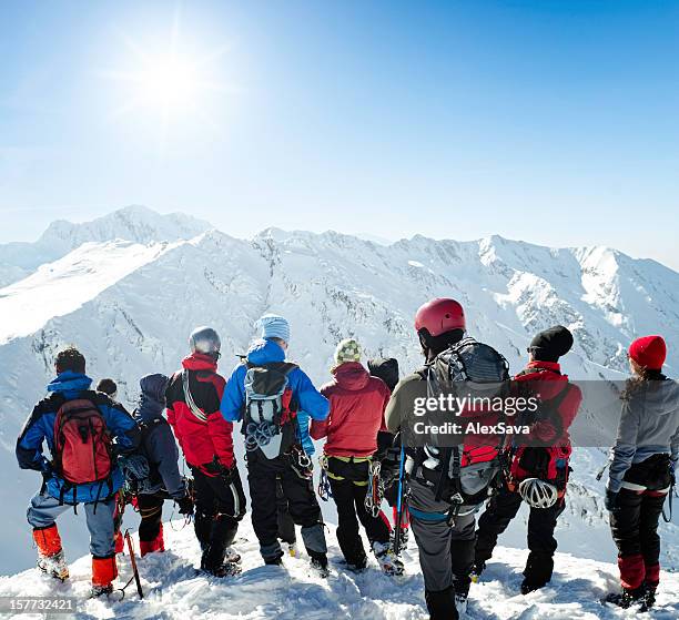 winter bergsteigen - bergsteiger gruppe stock-fotos und bilder