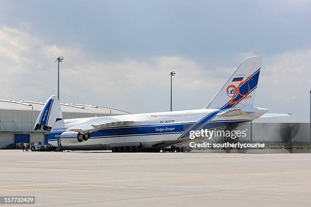 cargo-flugzeuge auf die auffahrt der leizig/halle airport - flughafen leipzig stock-fotos und bilder