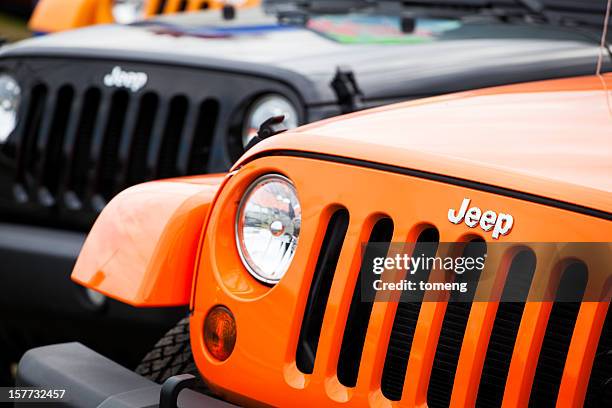 nova jeeps frente da fáscia - off road vehicle imagens e fotografias de stock