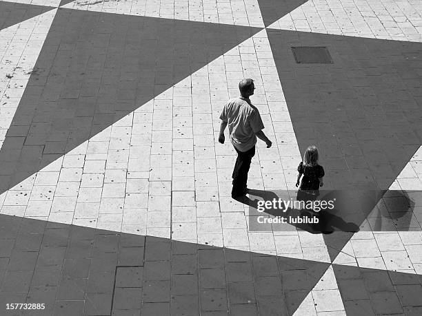 vater und der kleinen tochter-sergels torg in stockholm, schweden - triangle day 2 stock-fotos und bilder