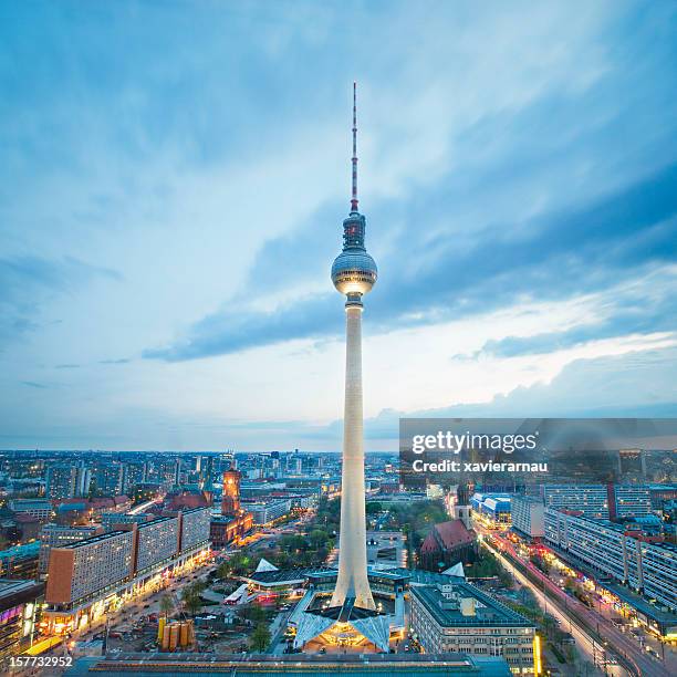 fernsehturm in berlin - fernsehturm berlin stock-fotos und bilder