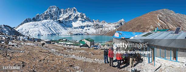 himalaya hikers at gokyo lake everest national park nepal - gokyo valley stock pictures, royalty-free photos & images