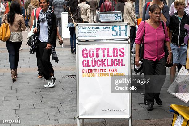 gottlos gluecklich-info stand der saekulare humanisten/buskam - atheismus stock-fotos und bilder