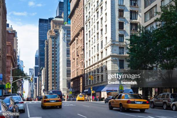 new york city, midtown manhattan - yellow taxi 個照片及圖片檔