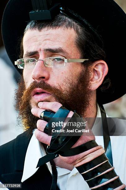 ebreo o un'ebrea ortodossa - tefillin foto e immagini stock