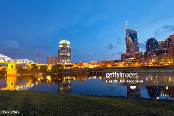 cityscape: nashville tennessee skyline at golden hour - cumberland river 個照片及圖片檔