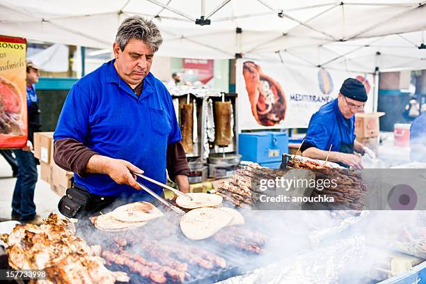 mann kochen essen auf im freien markt, new york - gyros stock-fotos und bilder