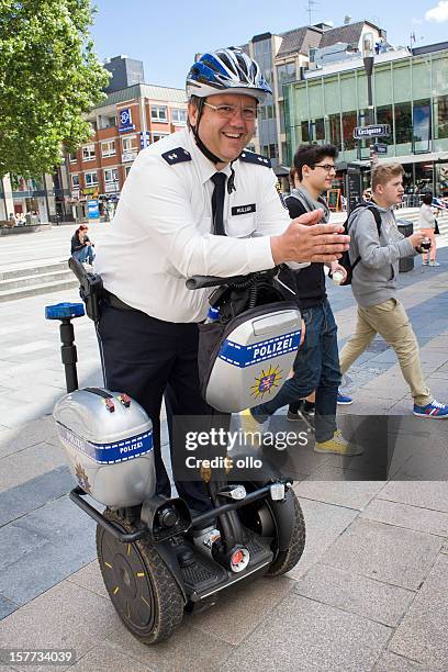 Deutscher Polizist auf einem segway Fahrzeug