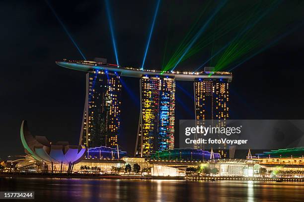 singapur marina bay sands láser mostrar de luz de neón de la noche - marina bay sands fotografías e imágenes de stock