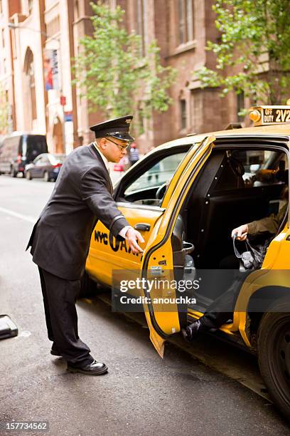 porteiro abrir táxi chegar a new york hotel - door attendant imagens e fotografias de stock