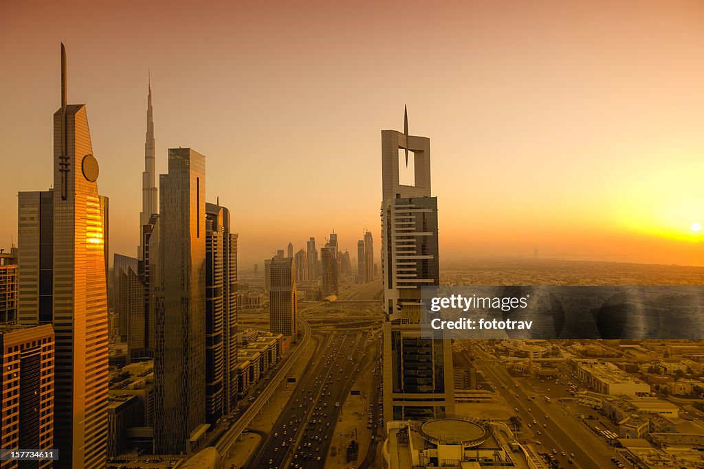 Puesta de sol sobre el horizonte de la ciudad de Dubai