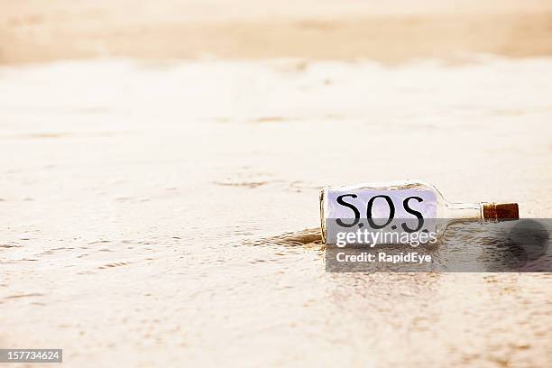 sehr nachdrücklich für hilfe in washed-optik mit dem schriftzug "sos-flasche - sos einzelwort stock-fotos und bilder