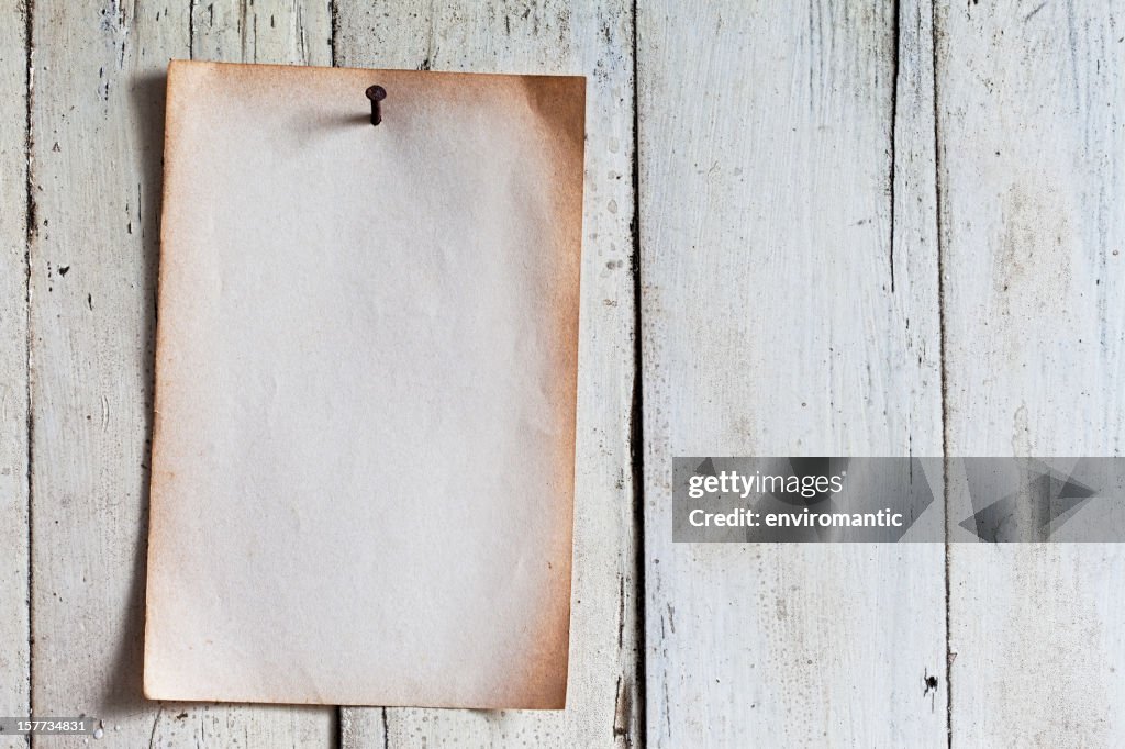 Zufrieden altes Papier, um einen verwitterten Holz Bord.