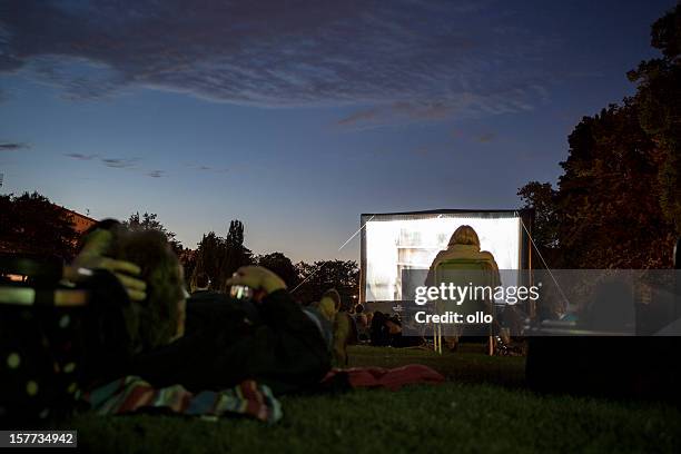 zuschauer im open-air-kino, wiesbaden - outside cinema stock-fotos und bilder