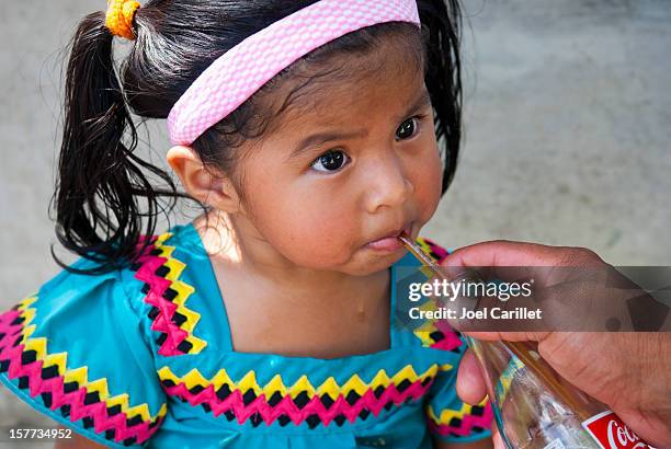 menina do panamá a beber coca-cola - soda bottle imagens e fotografias de stock