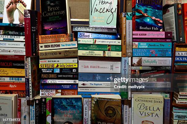 un libro in montagne - libro in brossura foto e immagini stock