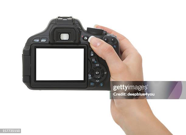 femme main tenant la caméra avec écran blanc isolé - appareil photo numérique photos et images de collection