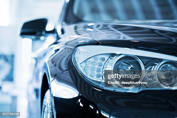 bmw 530d luces de coche - faro luz de vehículo fotografías e imágenes de stock