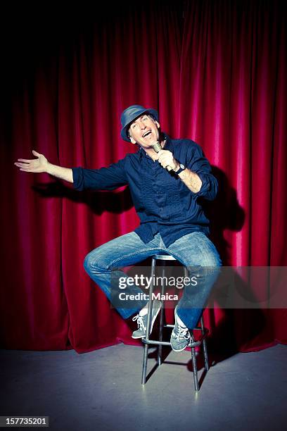 comedian at stage - komiek stockfoto's en -beelden
