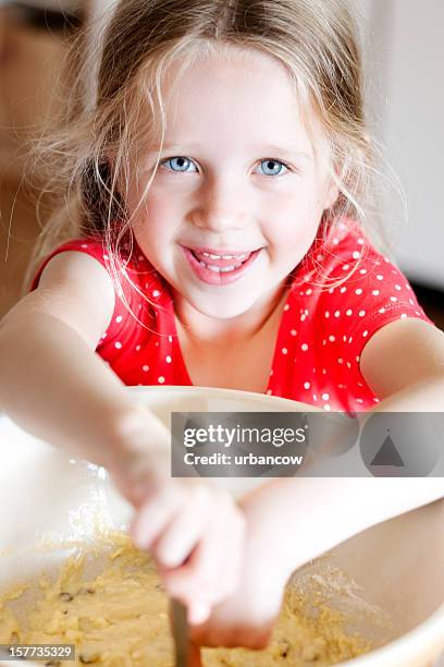 schöne junge cook - kuchenteig stock-fotos und bilder