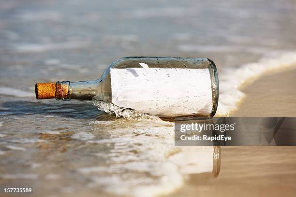 castaway beachten sie in der flasche ist leer: geben sie ihre nachricht ein - flaschenpost stock-fotos und bilder