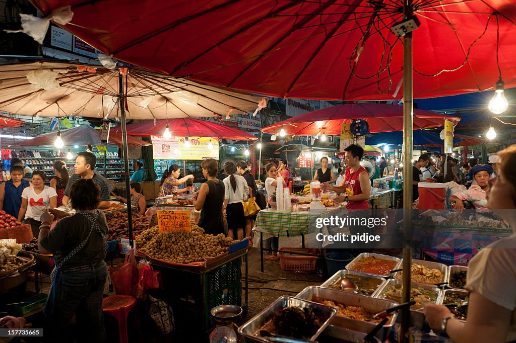 Bazaar notturno di Chiang Mai, Thailandia