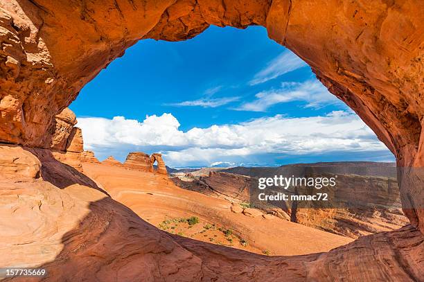 delicate arch, parque nacional de los arcos - arches national park fotografías e imágenes de stock