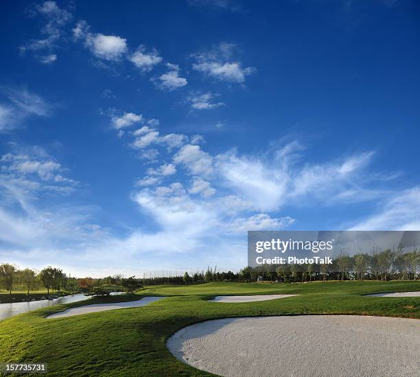 wunderschönen golfplatz mit wolkengebilde - golf bunker stock-fotos und bilder