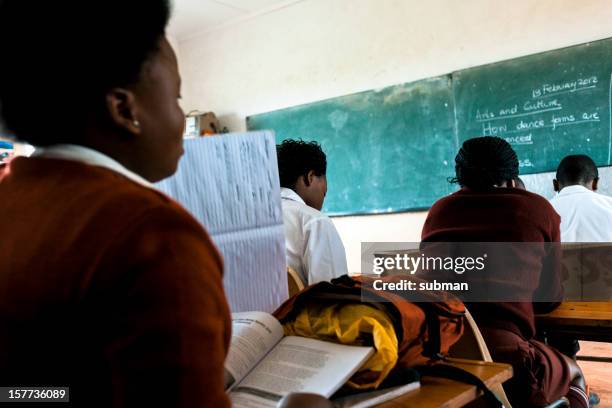 children in classroom - ontwikkelingslanden stockfoto's en -beelden