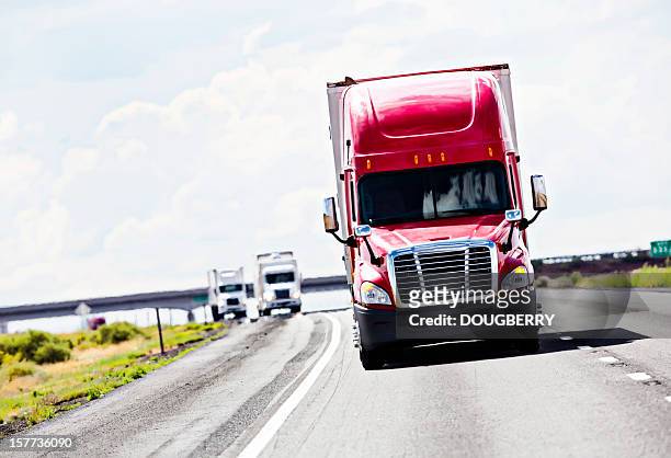 industria del transporte de mercancía por carretera - convoy fotografías e imágenes de stock