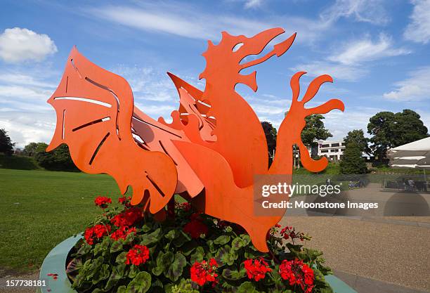welsh dragon in cardiff, wales - welsh flag 個照片及圖片檔