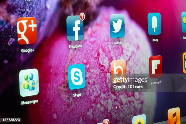 social media on the ipad 3 - 101cats stock pictures, royalty-free photos & images