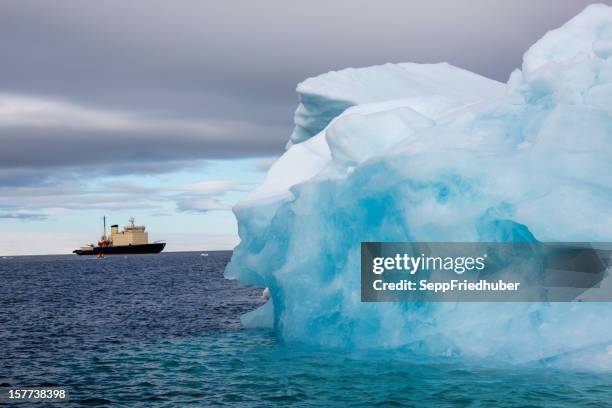 schneewittchen mit reflexion ziehen in die arctic ocean islands - eisbrecher stock-fotos und bilder