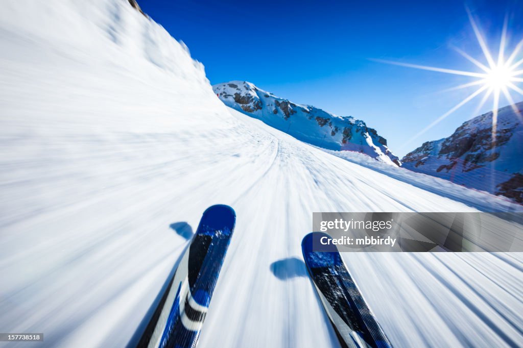 Alpine Skifahrer an einem sonnigen Tag