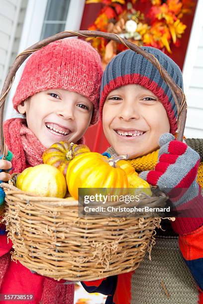 autumn- felici fratelli e sorelle con cesto di pumkins - thanksgiving golf foto e immagini stock