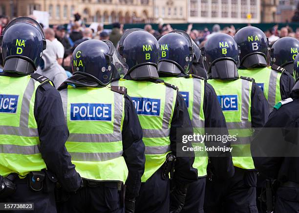 police in riot gear at the english defence league rally - police in riot gear stockfoto's en -beelden