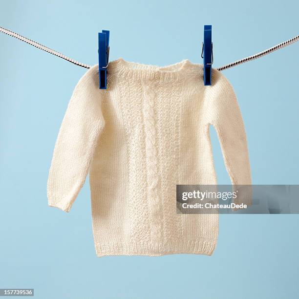 hanging baby sweater - babybekleidung stock-fotos und bilder