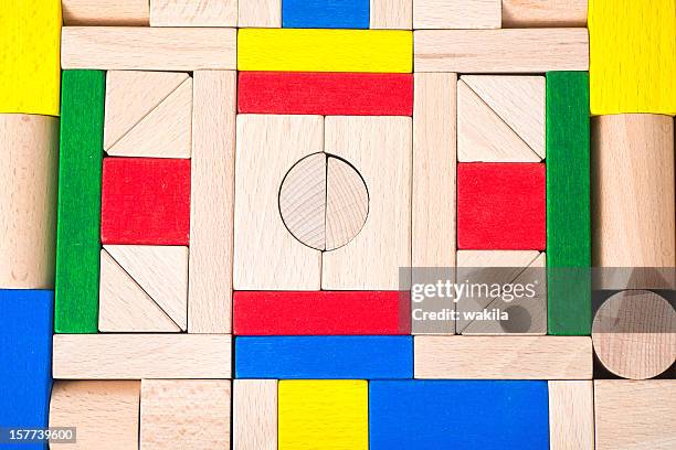 holz spielzeug hintergrund - bausatz stock-fotos und bilder